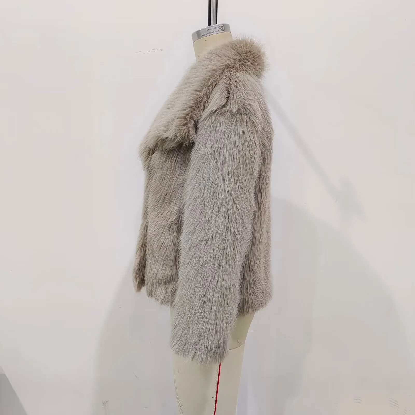 Casual Stylish Artificial Fur Coat With Large Collar  Women's Fashion Outerwear Short Length Pure Color display picture 19