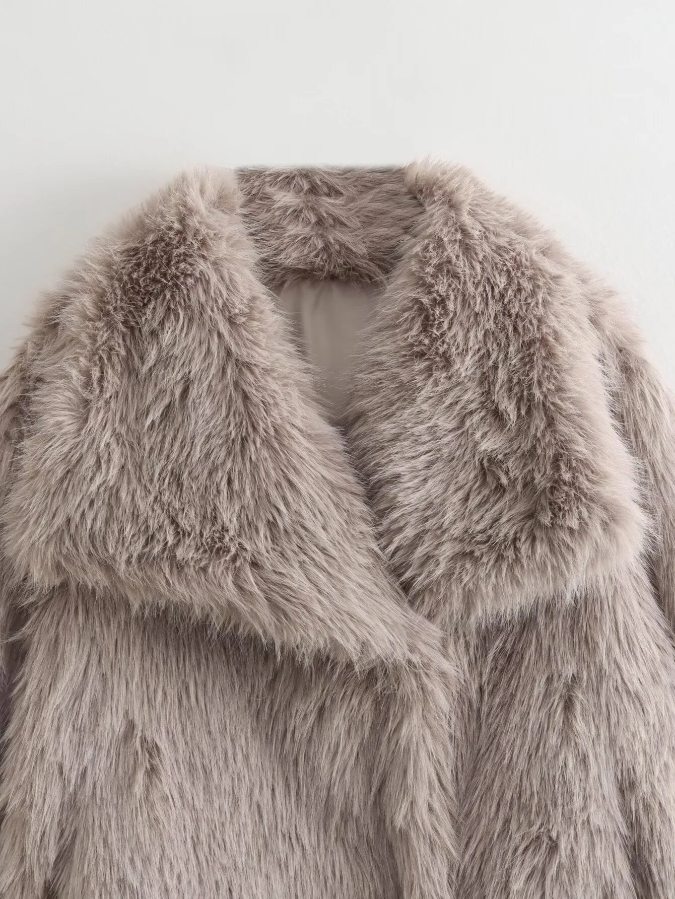 Casual Stylish Artificial Fur Coat With Large Collar  Women's Fashion Outerwear Short Length Pure Color display picture 20