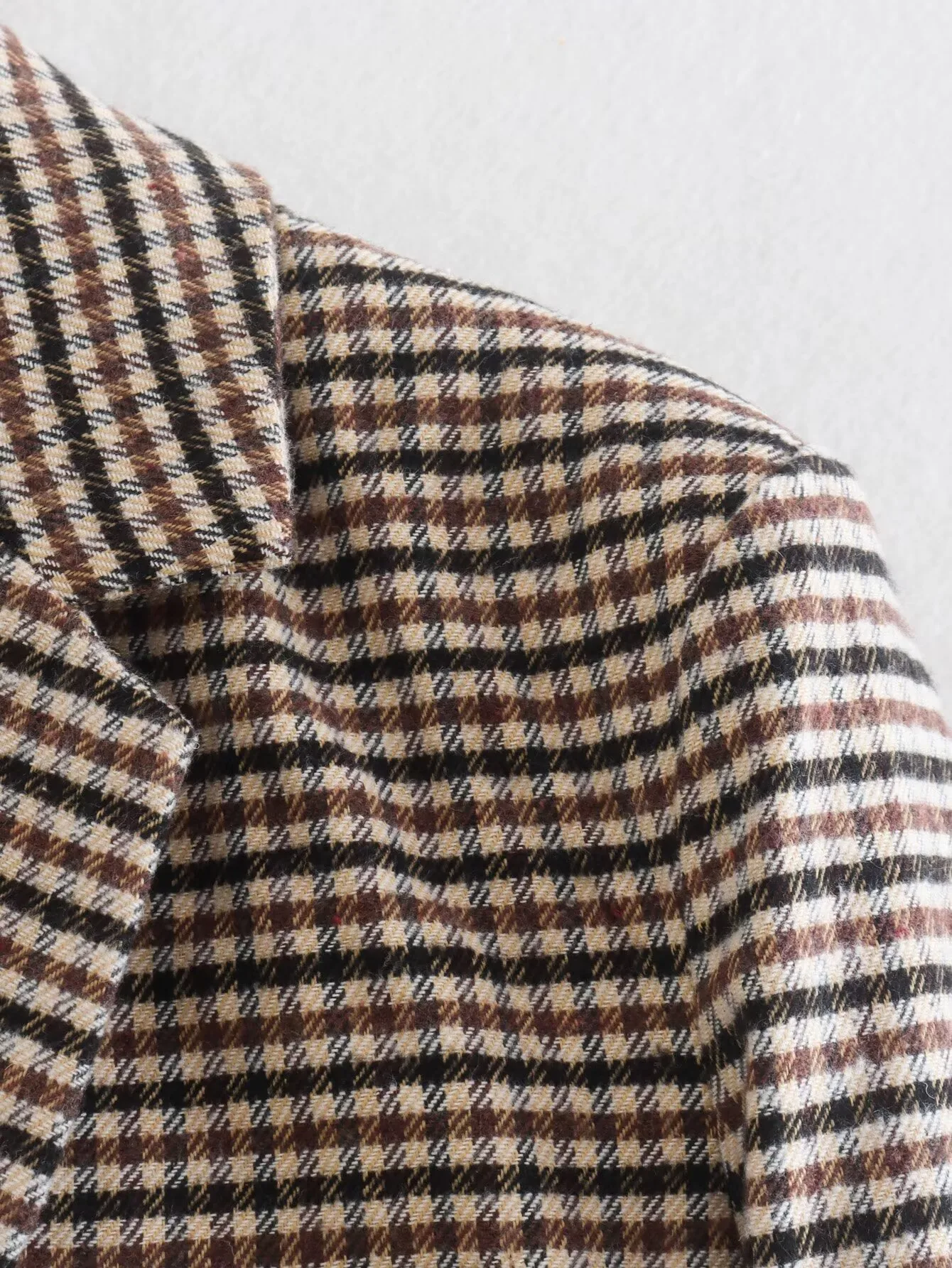 European Style Women's Plaid Woolen Coat Flocking Design Long Sleeve V-Neck Loose Fit Commute Fashion Single Button display picture 6