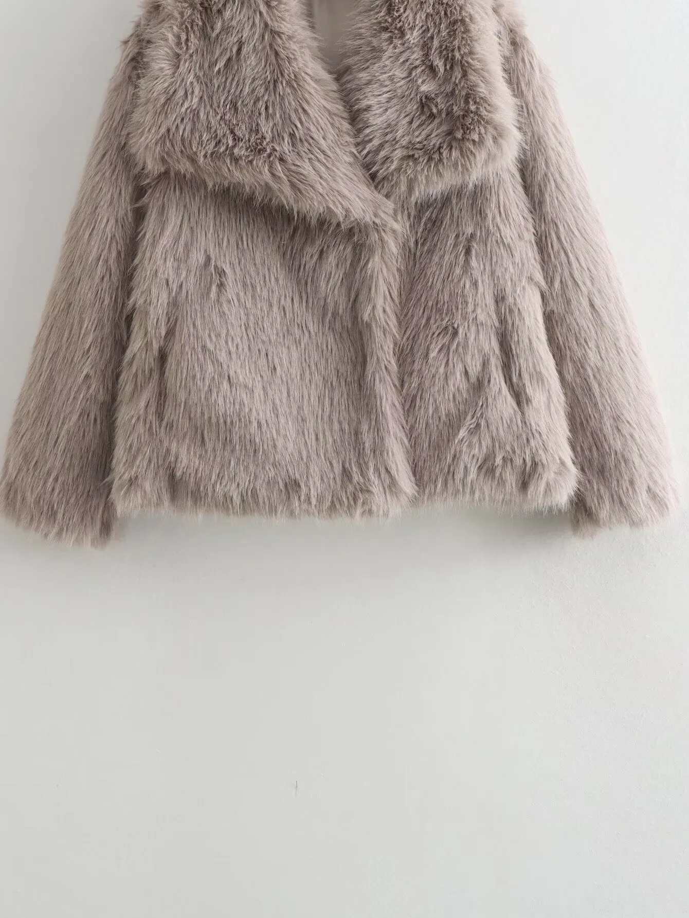 Casual Stylish Artificial Fur Coat With Large Collar  Women's Fashion Outerwear Short Length Pure Color display picture 21