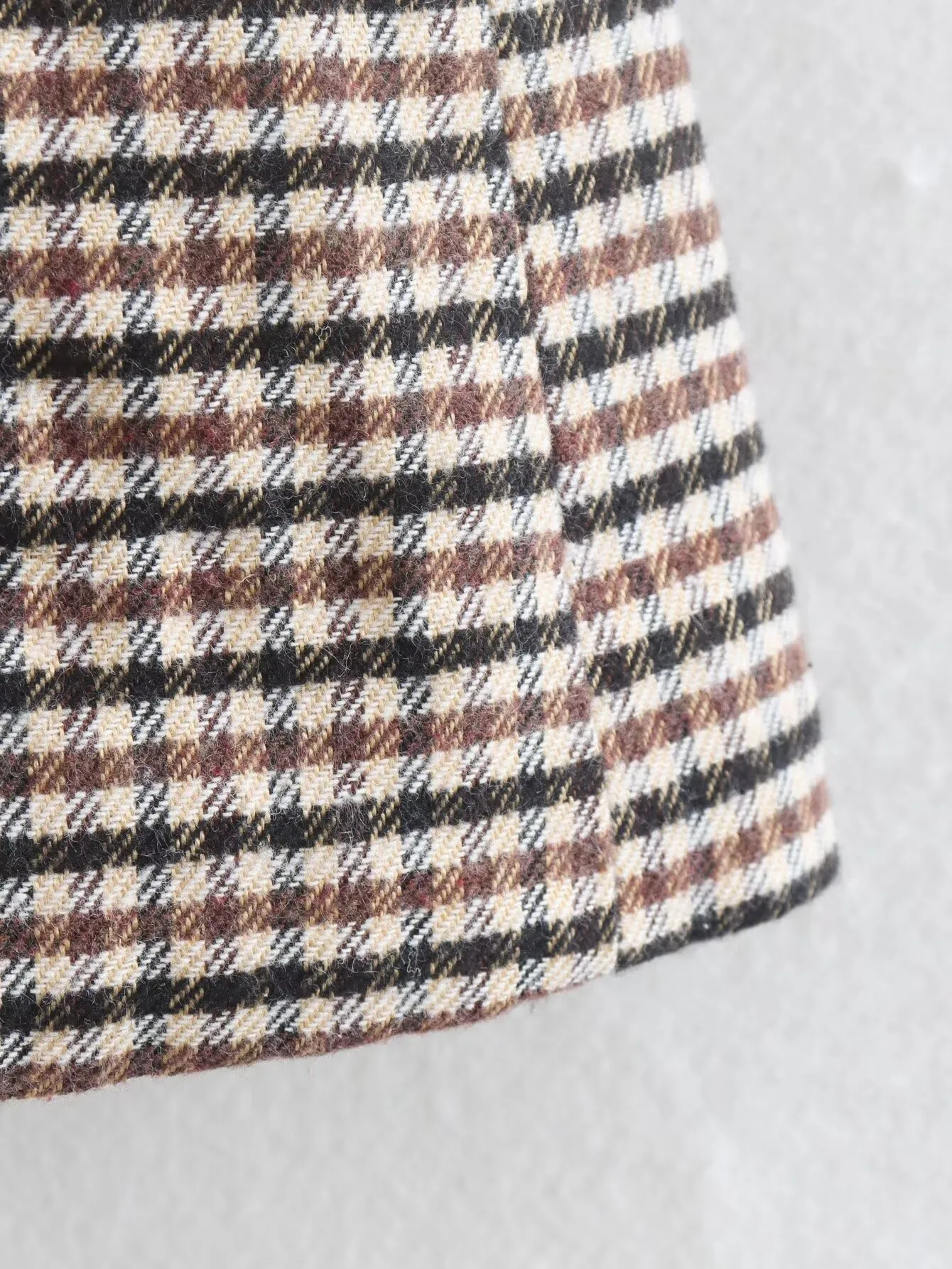 European Style Women's Plaid Woolen Coat Flocking Design Long Sleeve V-Neck Loose Fit Commute Fashion Single Button display picture 9