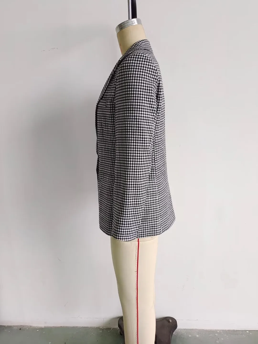 Elegant European Women's Single Button Loose Fit Tailored Jacket Pure Color V Neck Long Sleeve Commute Style Fashionable display picture 21