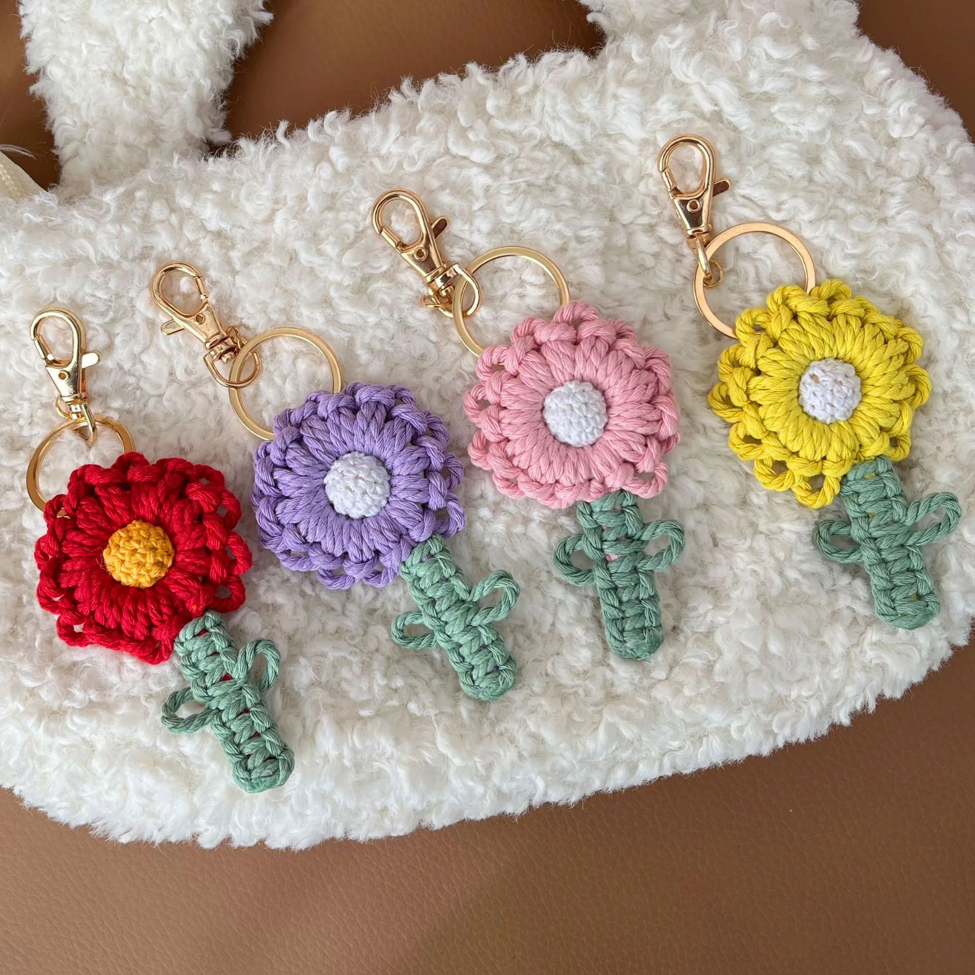 Handwoven Daisy Keychain Pendant Simple Nordic Style Backpack Flower Bag Gift Cotton Rope Material No Pattern Design Feature display picture 1