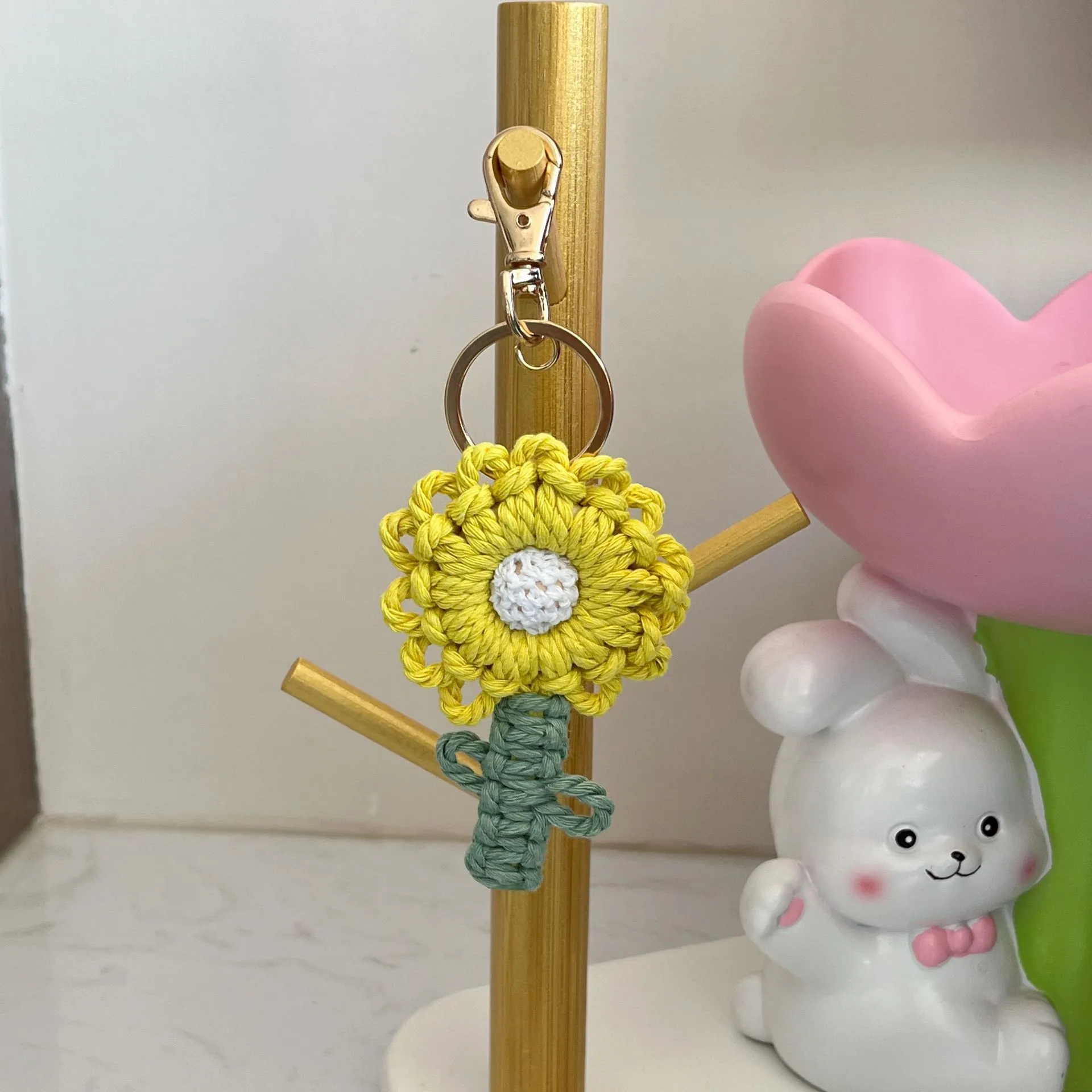 Handwoven Daisy Keychain Pendant Simple Nordic Style Backpack Flower Bag Gift Cotton Rope Material No Pattern Design Feature display picture 6
