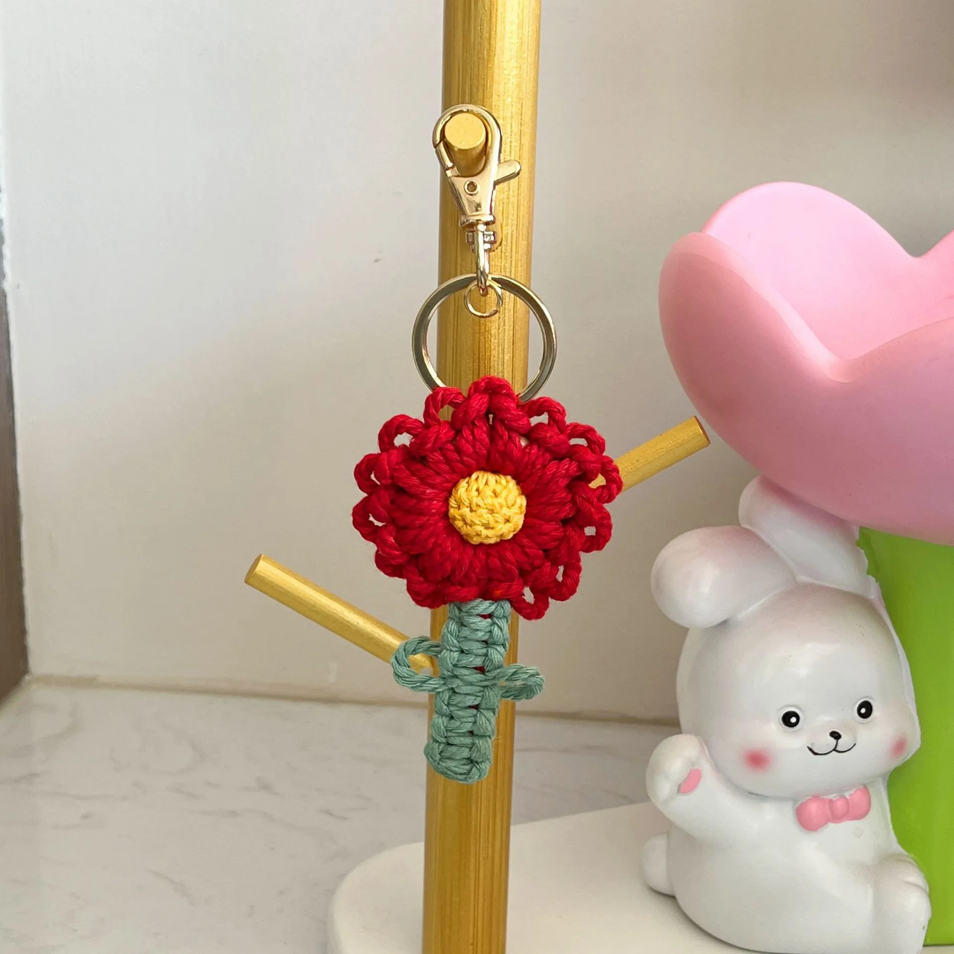 Handwoven Daisy Keychain Pendant Simple Nordic Style Backpack Flower Bag Gift Cotton Rope Material No Pattern Design Feature display picture 4