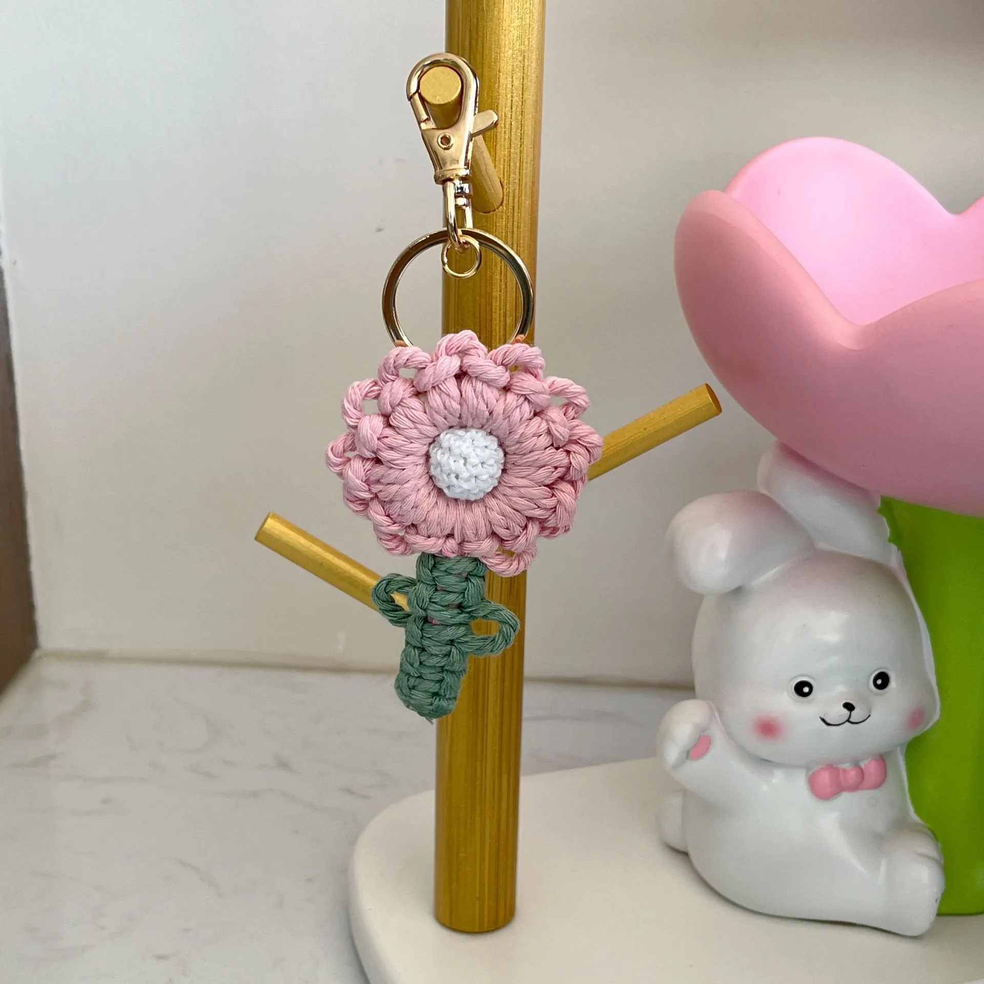 Handwoven Daisy Keychain Pendant Simple Nordic Style Backpack Flower Bag Gift Cotton Rope Material No Pattern Design Feature display picture 7