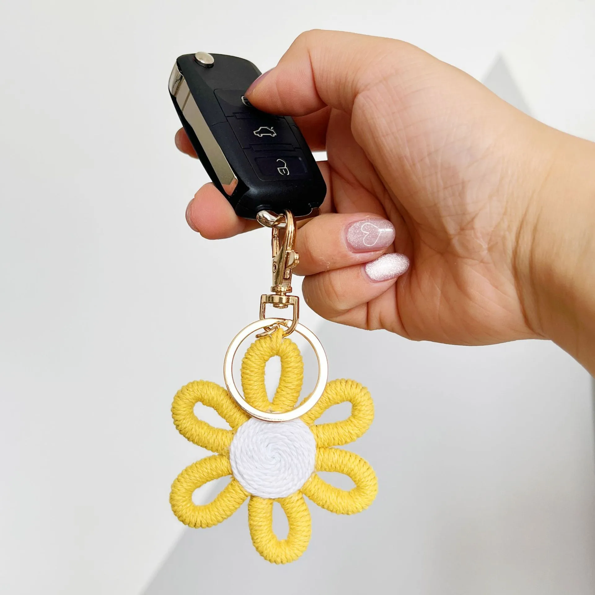 Daisy Party Gift Mini Flower Keychain Sunflower Woven Simple Pendant Car Ring Decoration Ornament Handmade Cotton Rope Plant Floral display picture 10