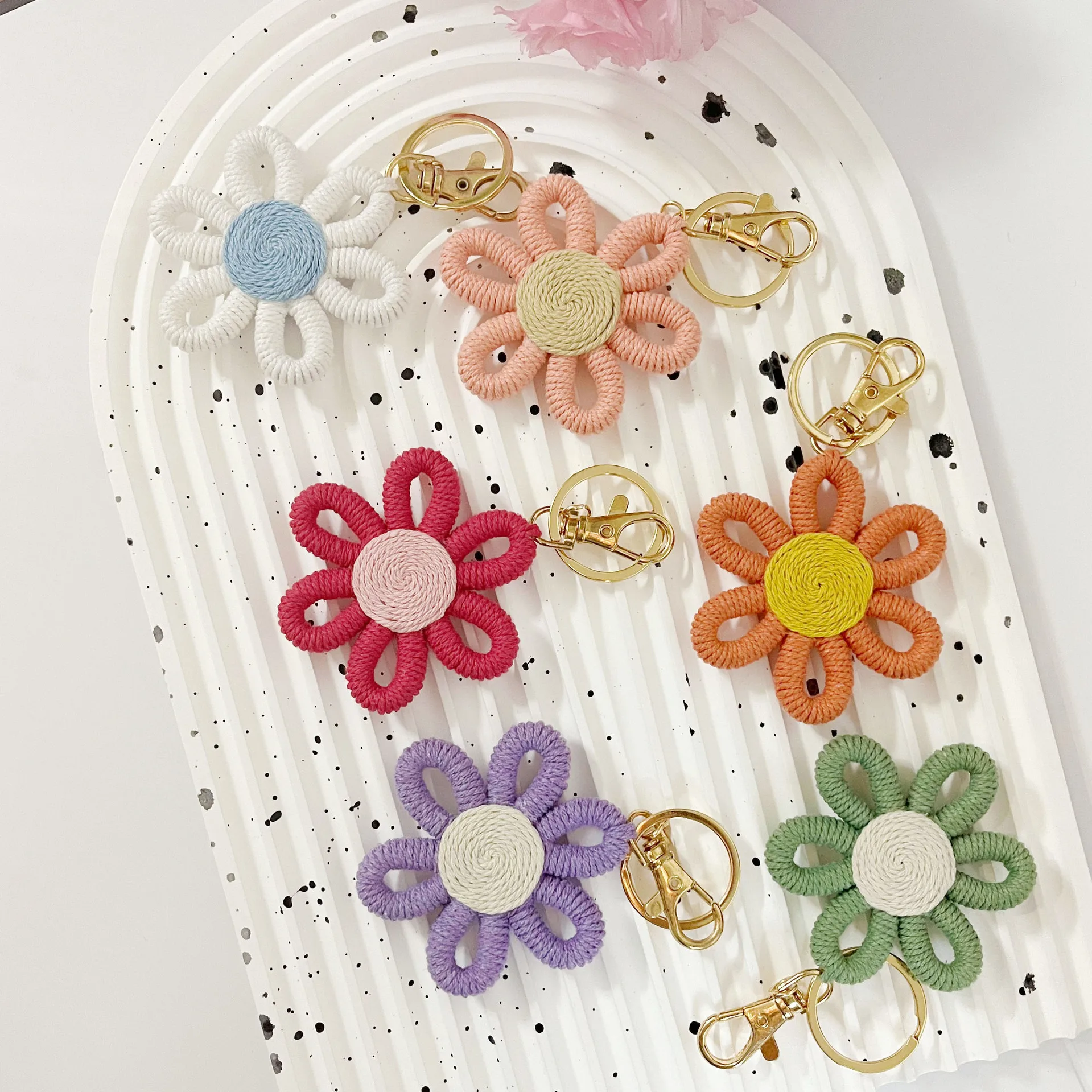 Simple Daisy Keychain Flower Sunflower Woven Carriage Decoration Hanging Ornament Plant Floral Pattern Cotton Rope Material display picture 9