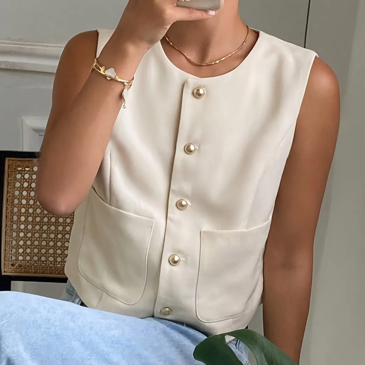Sleeveless Short Vest Top Button Design Summer Fashion Casual Round Neck Polyester Fabric Coat With Pockets display picture 3