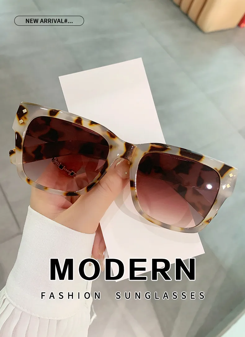 Stylish Large Frame UV Protection Sunglasses Trendy Street Snap  Fashionable Glasses For Men And Women display picture 1