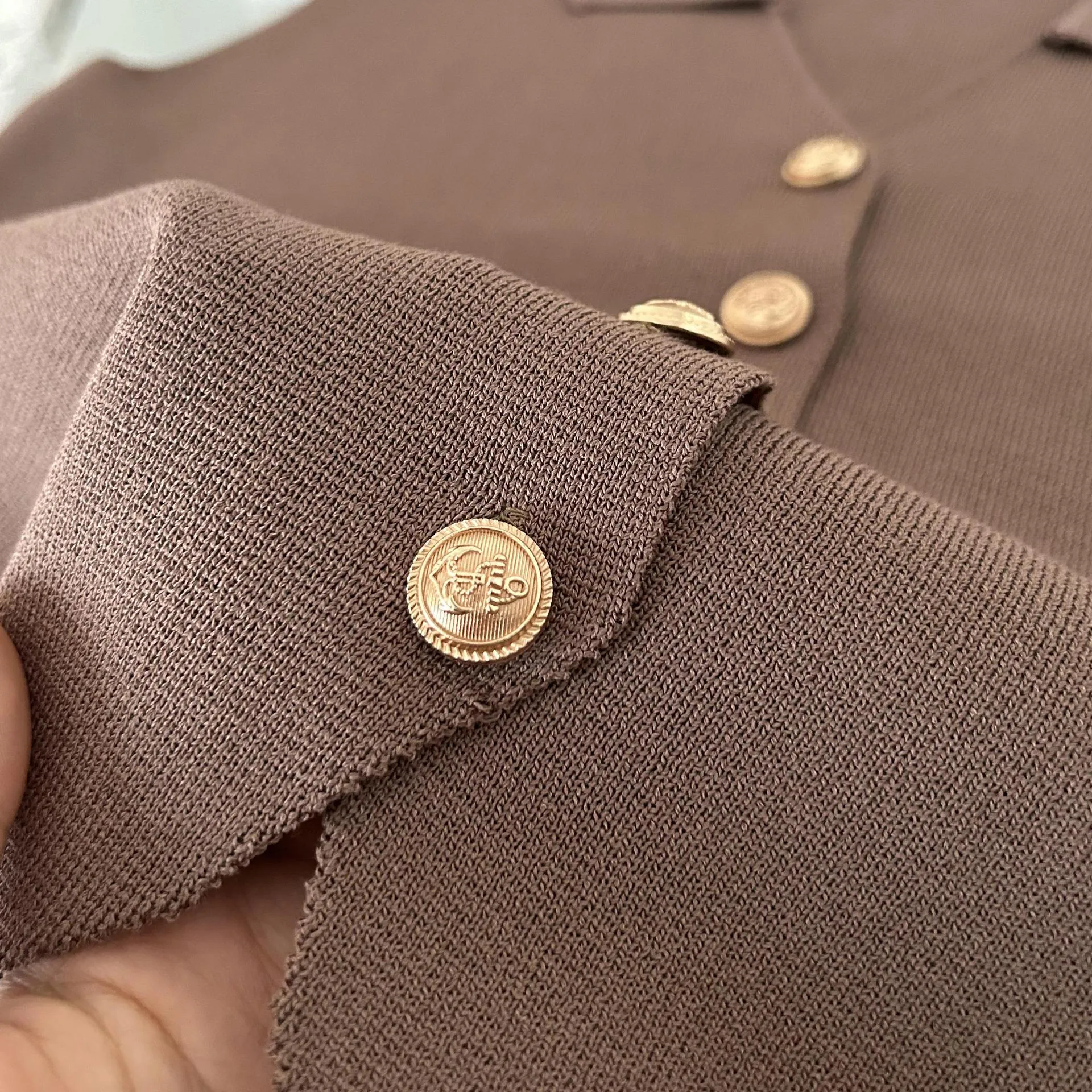 Elegant French Vintage Single-Button Sleeveless Vest Women's Summer Outerwear Fashionable Pure Color Shirt Collar Loose Fit display picture 4