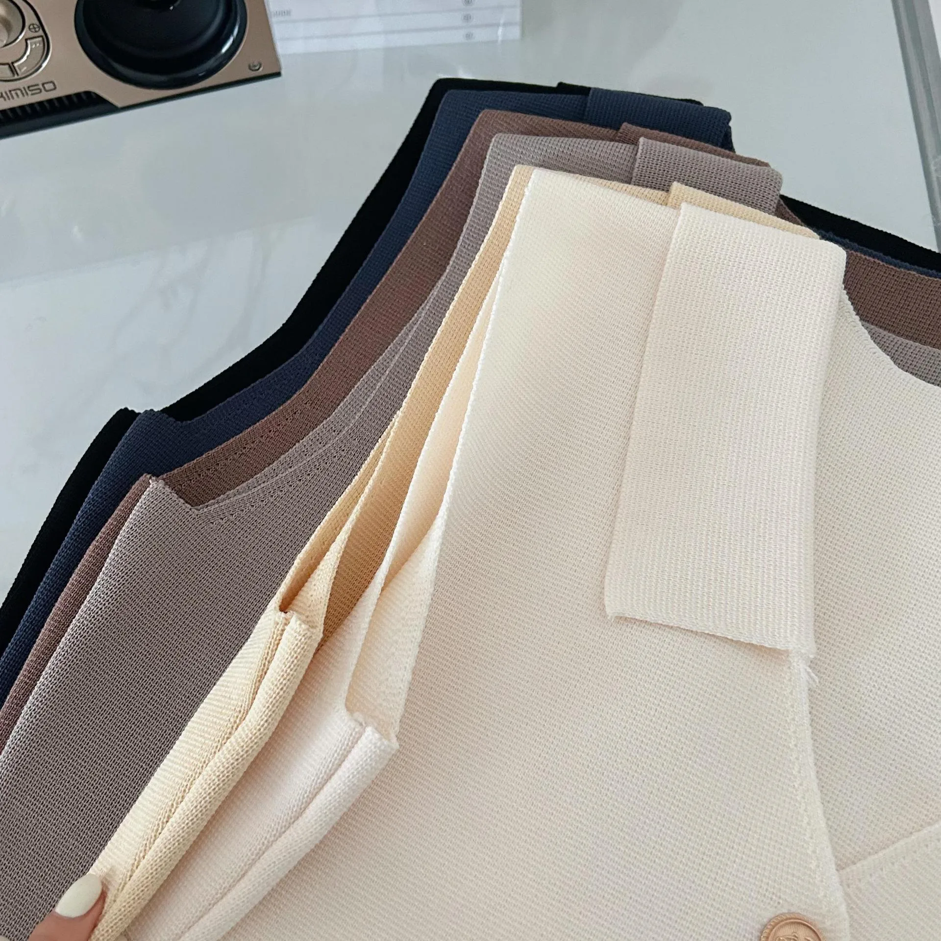 Elegant French Vintage Single-Button Sleeveless Vest Women's Summer Outerwear Fashionable Pure Color Shirt Collar Loose Fit display picture 5