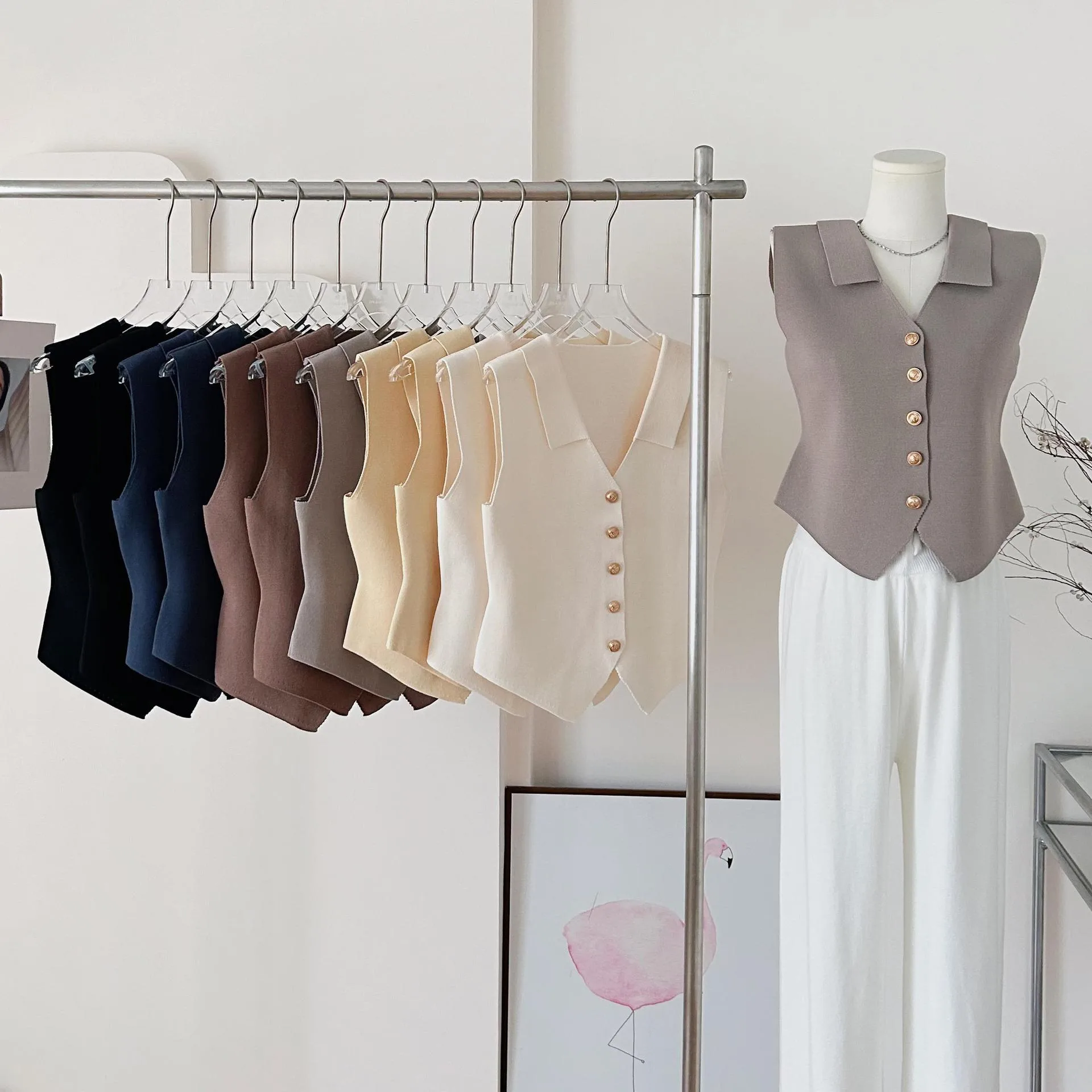 Elegant French Vintage Single-Button Sleeveless Vest Women's Summer Outerwear Fashionable Pure Color Shirt Collar Loose Fit display picture 2