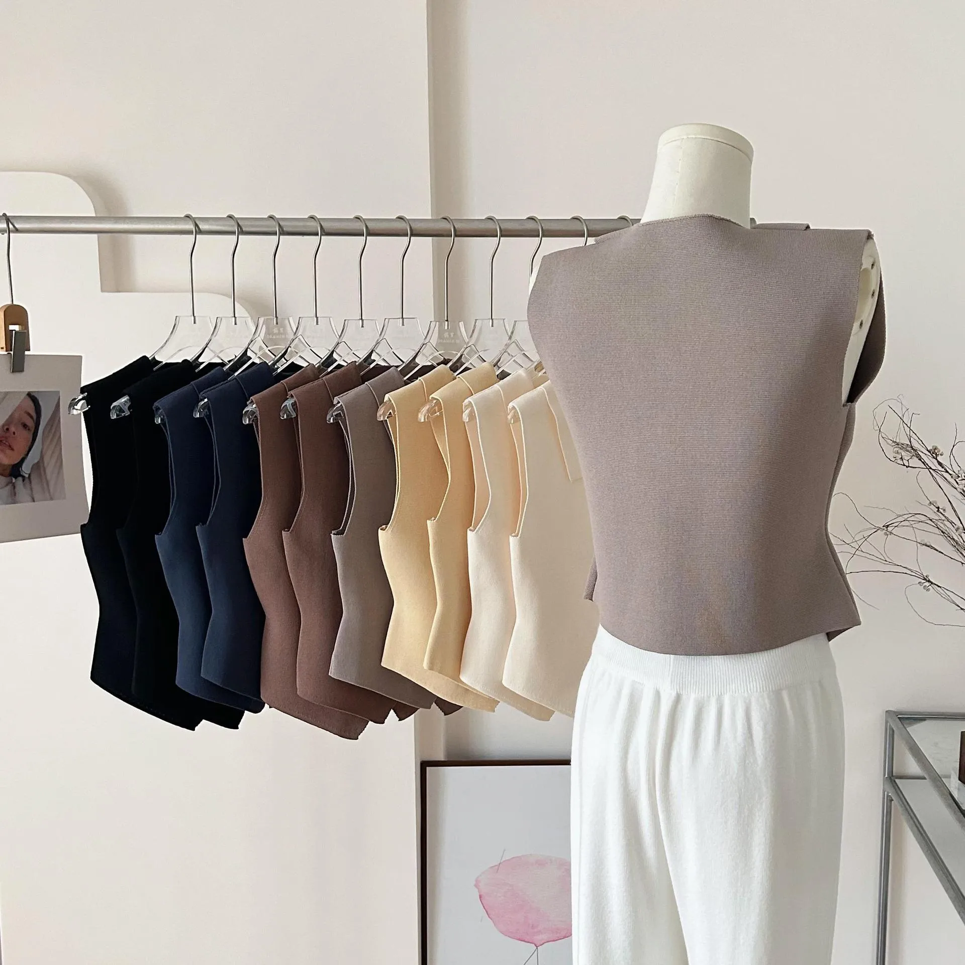 Elegant French Vintage Single-Button Sleeveless Vest Women's Summer Outerwear Fashionable Pure Color Shirt Collar Loose Fit display picture 3