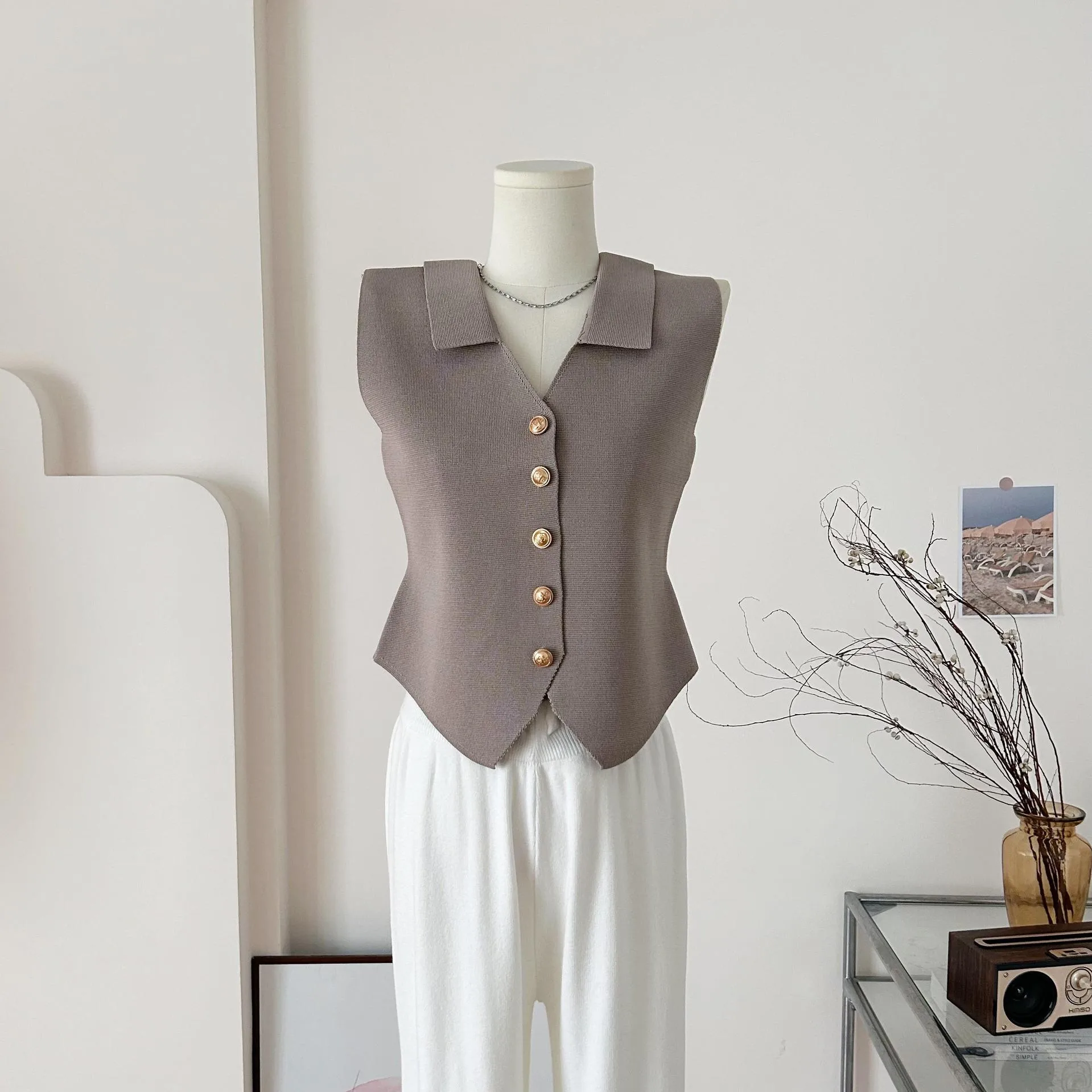 Elegant French Vintage Single-Button Sleeveless Vest Women's Summer Outerwear Fashionable Pure Color Shirt Collar Loose Fit display picture 8