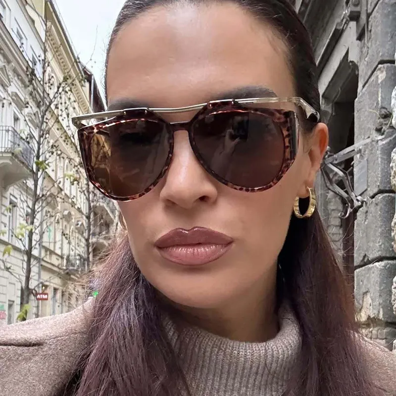 High-End Personality Street Style Sunglasses Women's Fashion Travel UV Protection Black Full Frame Glasses Hip Hop Streetwear display picture 4
