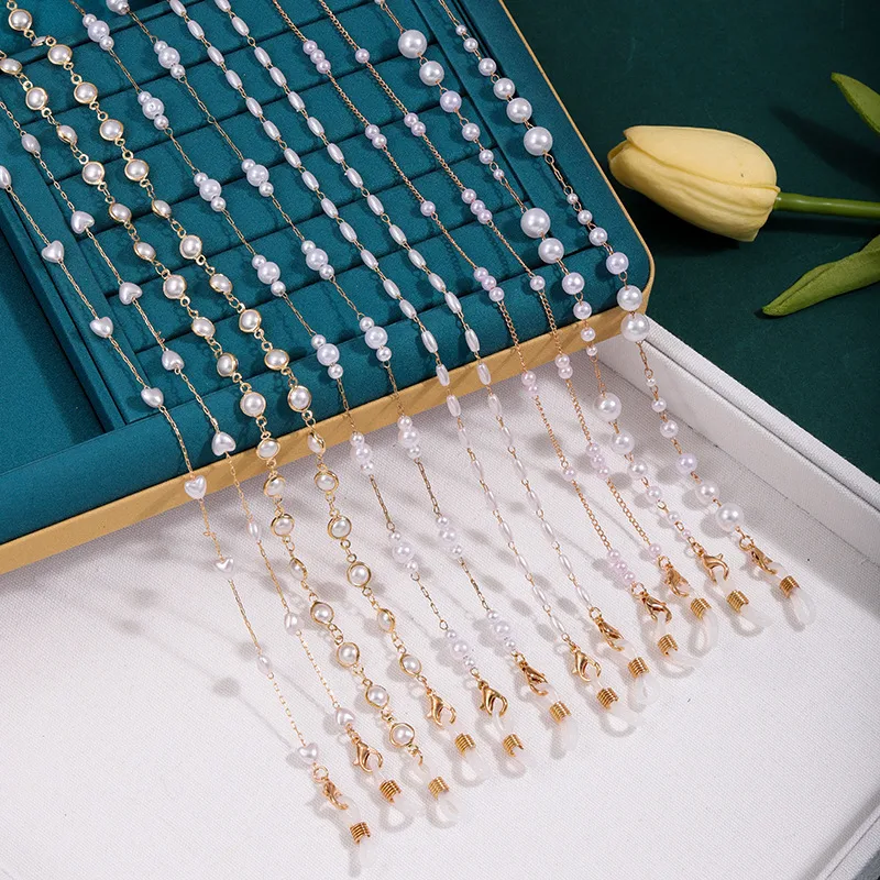 Elegant Ladies' Pearl Imitation Eyeglass Chain Anti-Slip Fashionable Minimalist Copper Material European Style Accessory display picture 4