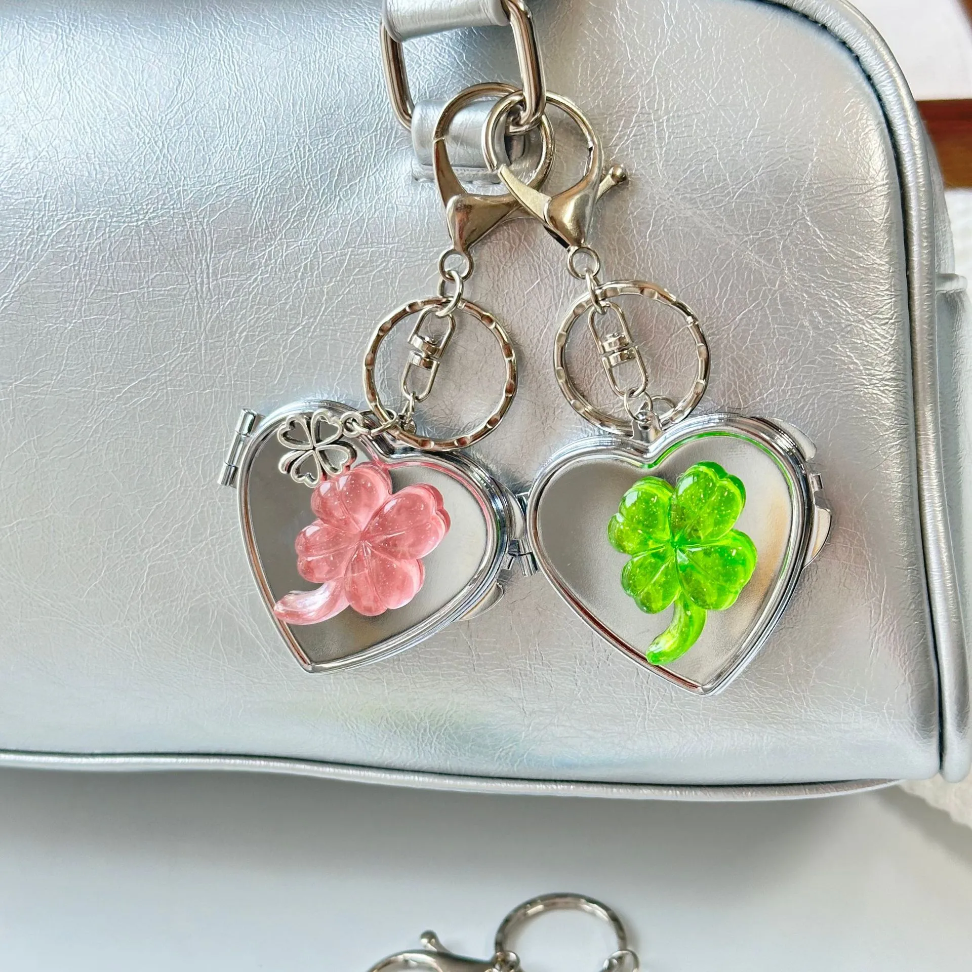 New Ins Lucky Four Leaf Clover Heart Shaped Mirror Keychain Y2K Niche Bag Charm High End Accessory Makeup Metal Pendant display picture 7