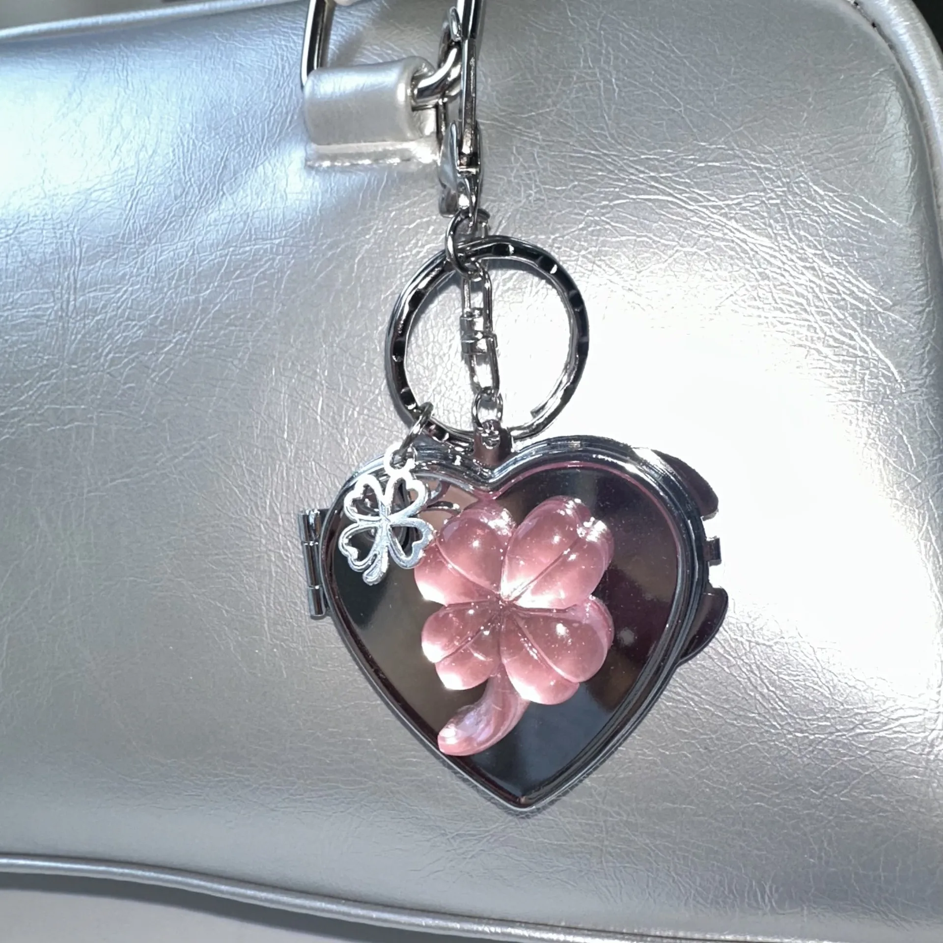 New Ins Lucky Four Leaf Clover Heart Shaped Mirror Keychain Y2K Niche Bag Charm High End Accessory Makeup Metal Pendant display picture 2