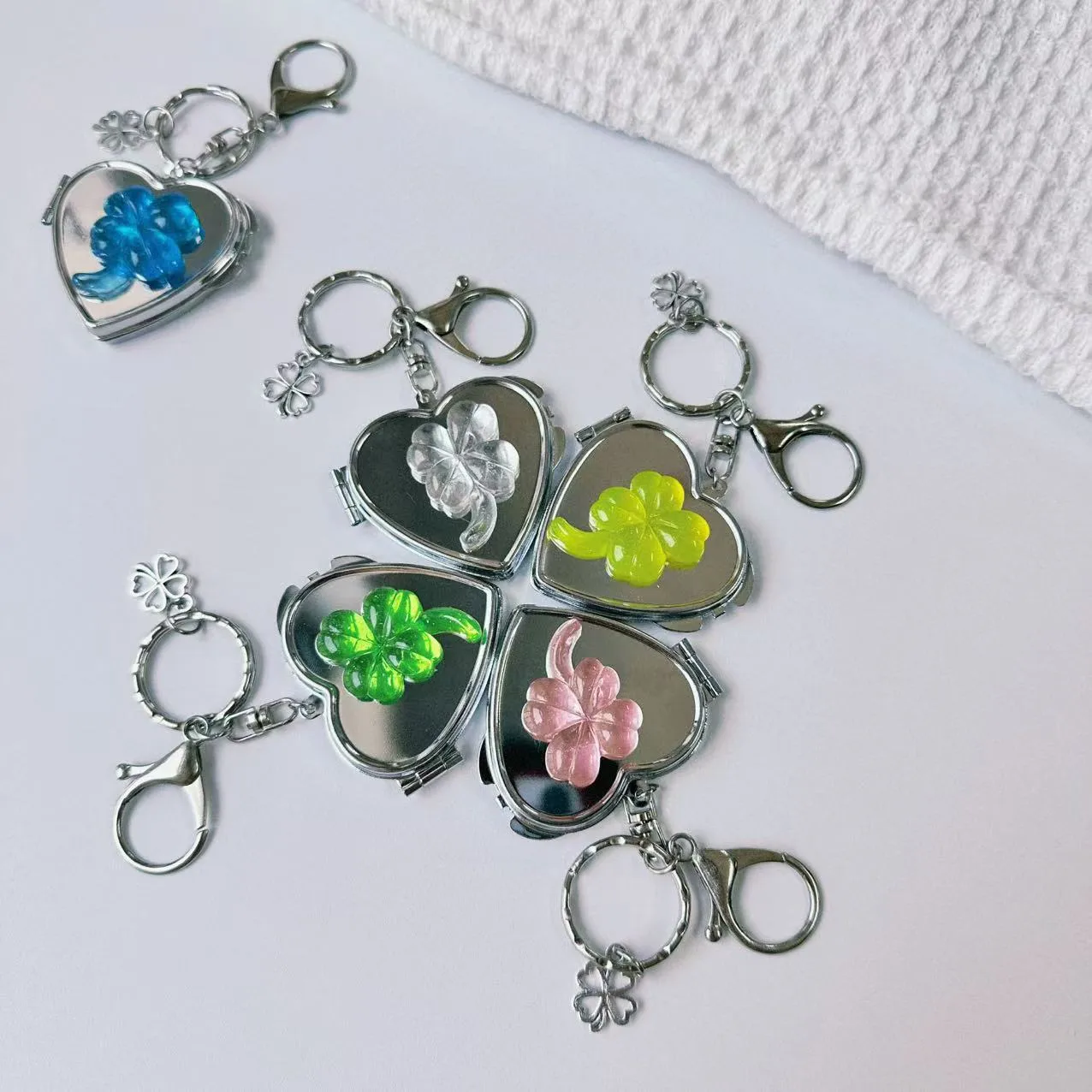 New Ins Lucky Four Leaf Clover Heart Shaped Mirror Keychain Y2K Niche Bag Charm High End Accessory Makeup Metal Pendant display picture 4