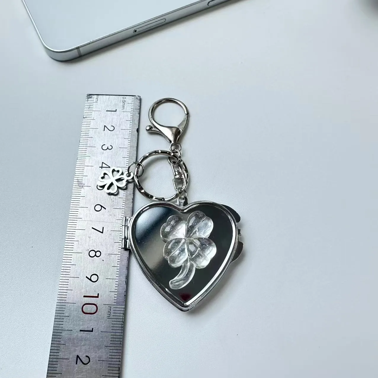 New Ins Lucky Four Leaf Clover Heart Shaped Mirror Keychain Y2K Niche Bag Charm High End Accessory Makeup Metal Pendant display picture 1