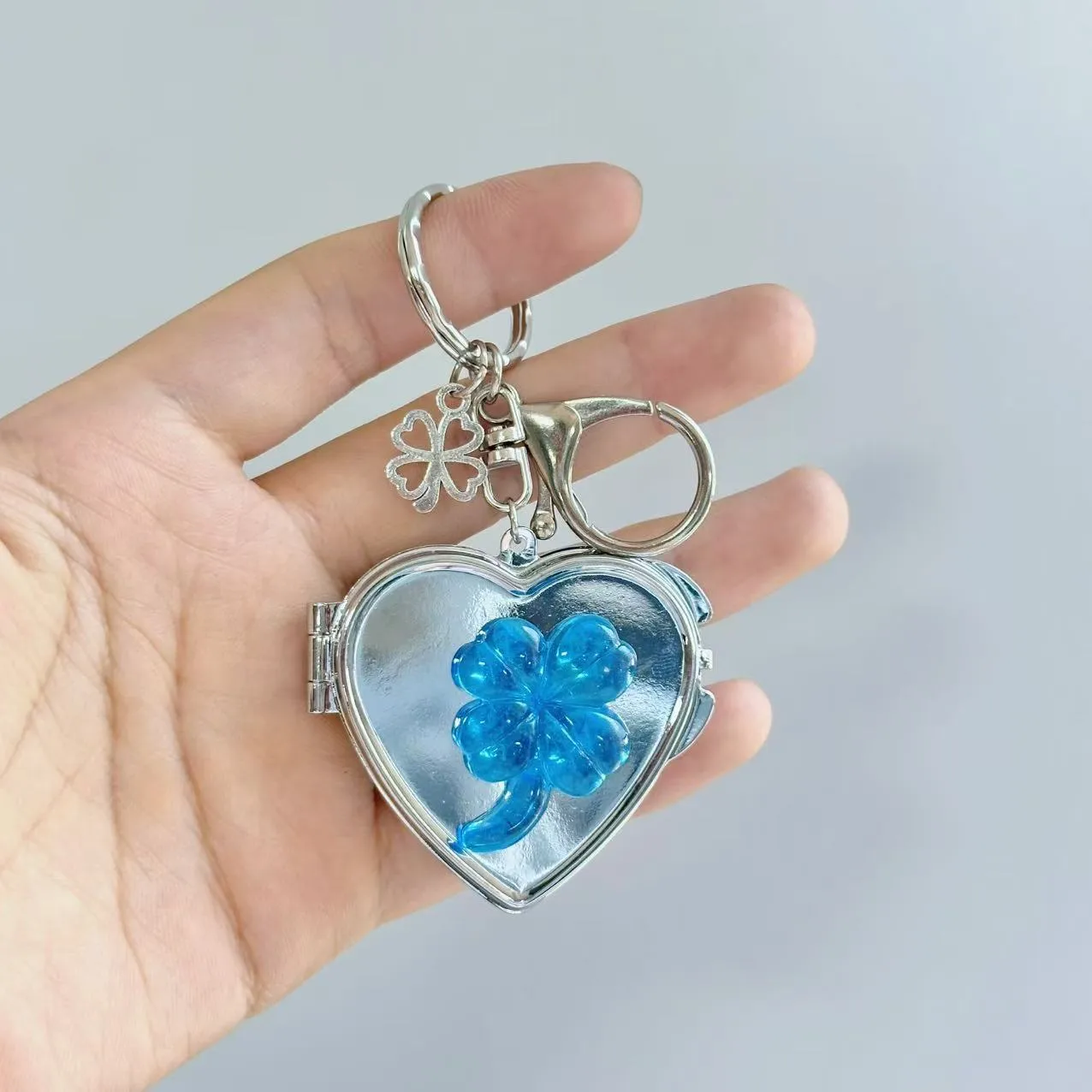 New Ins Lucky Four Leaf Clover Heart Shaped Mirror Keychain Y2K Niche Bag Charm High End Accessory Makeup Metal Pendant display picture 3