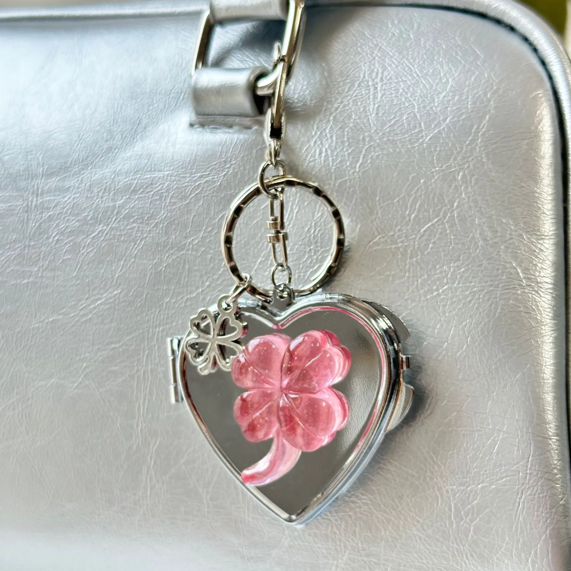 New Ins Lucky Four Leaf Clover Heart Shaped Mirror Keychain Y2K Niche Bag Charm High End Accessory Makeup Metal Pendant display picture 6