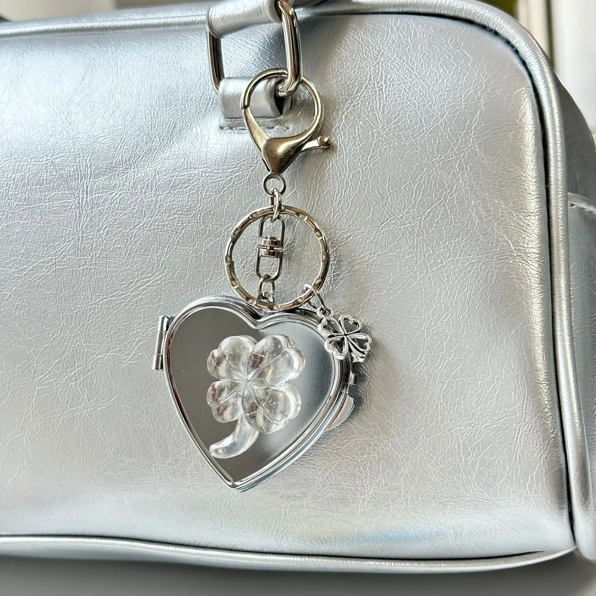 New Ins Lucky Four Leaf Clover Heart Shaped Mirror Keychain Y2K Niche Bag Charm High End Accessory Makeup Metal Pendant display picture 8