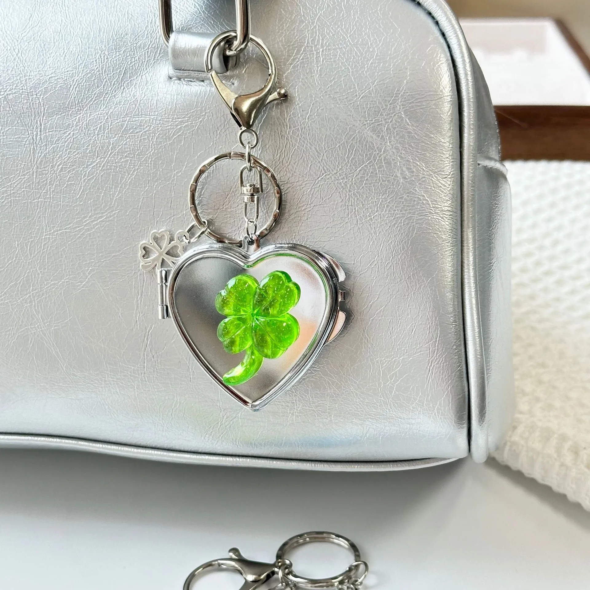New Ins Lucky Four Leaf Clover Heart Shaped Mirror Keychain Y2K Niche Bag Charm High End Accessory Makeup Metal Pendant display picture 9