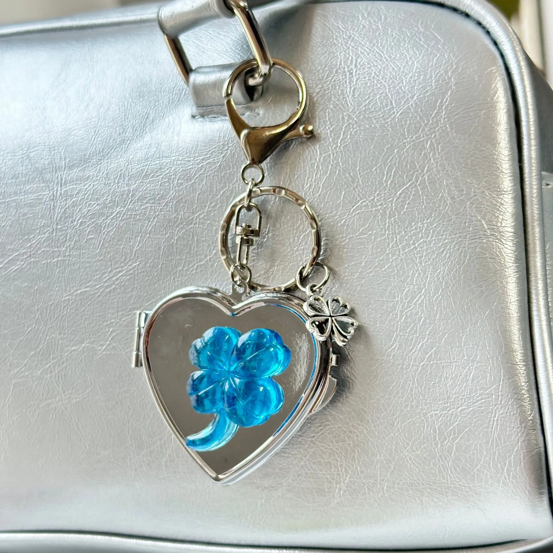 New Ins Lucky Four Leaf Clover Heart Shaped Mirror Keychain Y2K Niche Bag Charm High End Accessory Makeup Metal Pendant display picture 11