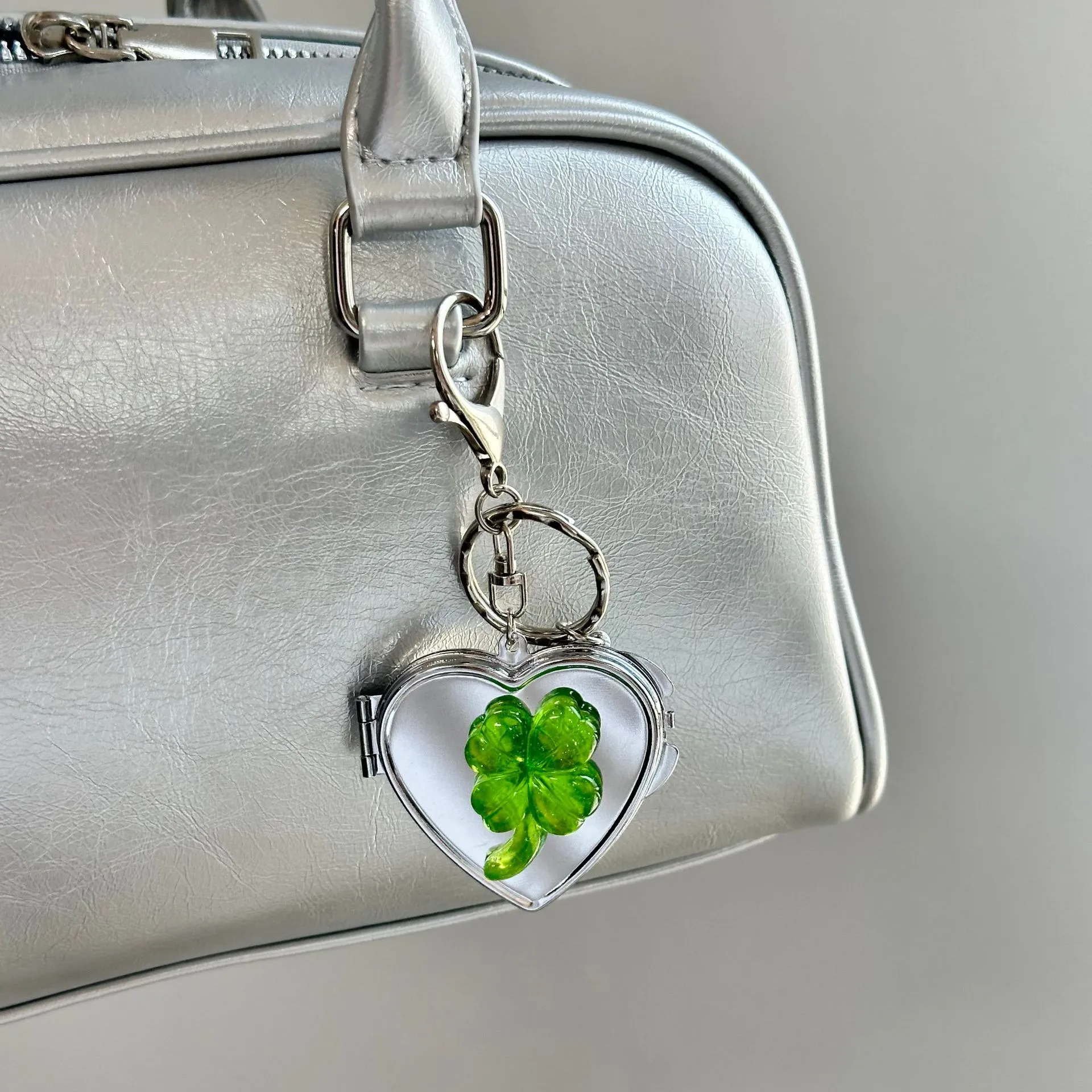 New Ins Lucky Four Leaf Clover Heart Shaped Mirror Keychain Y2K Niche Bag Charm High End Accessory Makeup Metal Pendant display picture 12