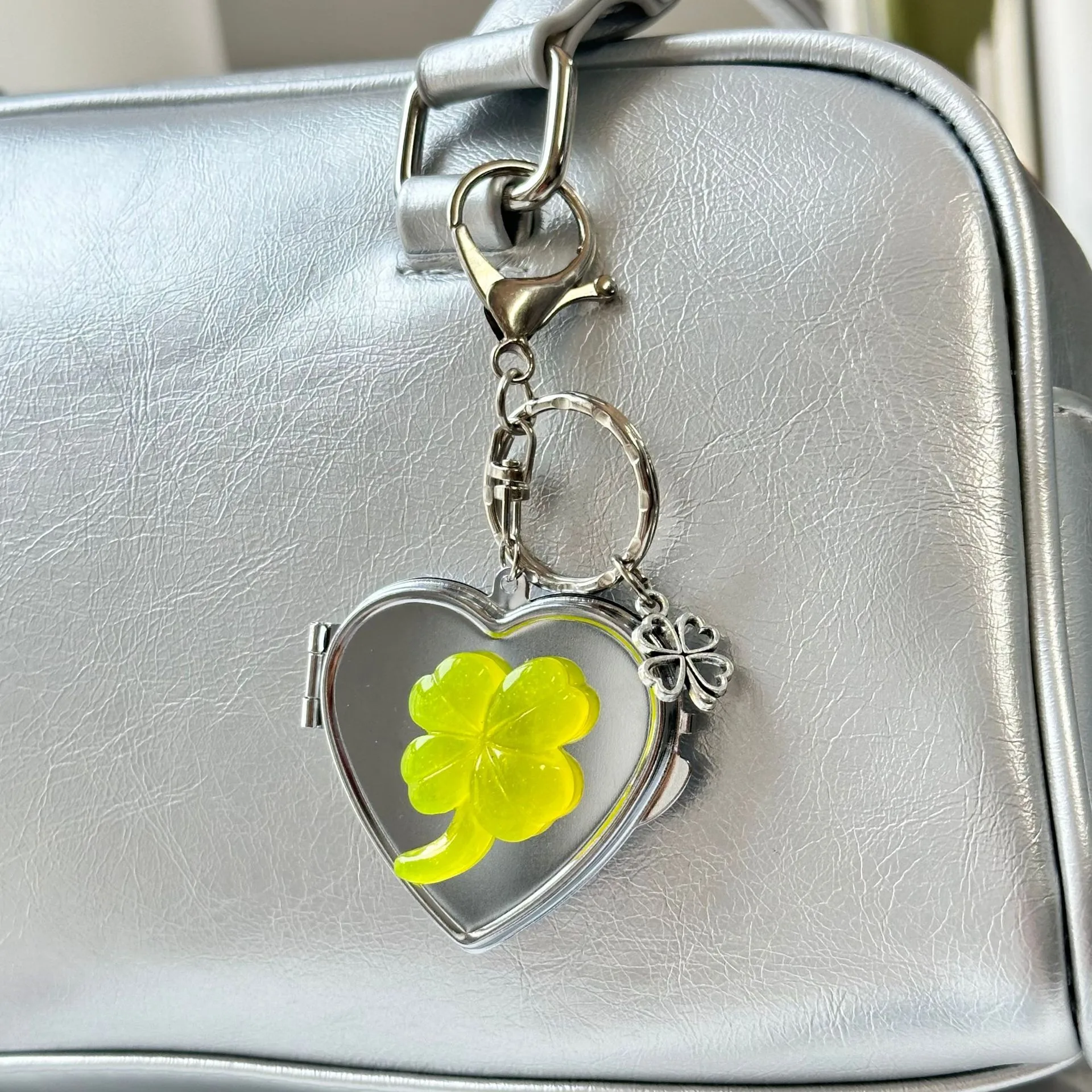 New Ins Lucky Four Leaf Clover Heart Shaped Mirror Keychain Y2K Niche Bag Charm High End Accessory Makeup Metal Pendant display picture 14