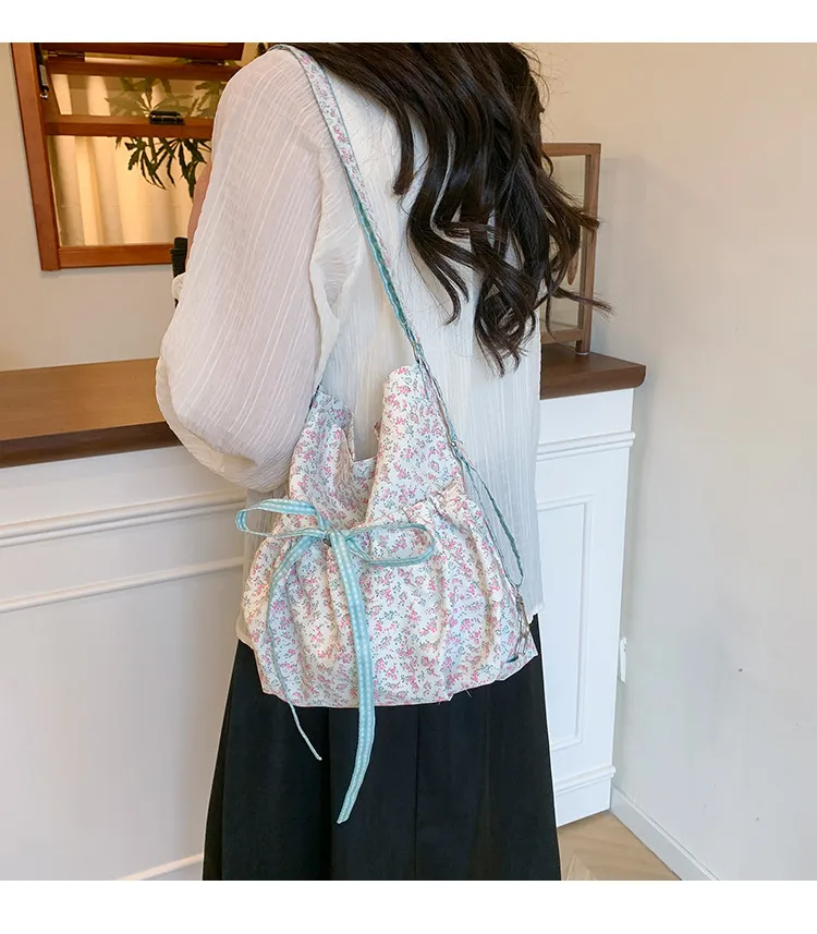New Style Large Capacity Floral Bucket Bag Women's Handbag Commuter Tote Crossbody Bag Nylon Material Street Style Fashion display picture 1