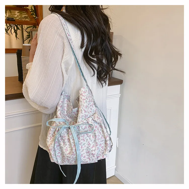 New Style Large Capacity Floral Bucket Bag Women's Handbag Commuter Tote Crossbody Bag Nylon Material Street Style Fashion display picture 2