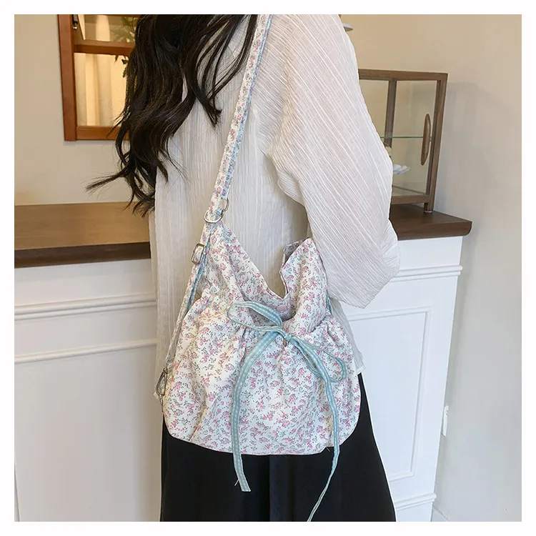 New Style Large Capacity Floral Bucket Bag Women's Handbag Commuter Tote Crossbody Bag Nylon Material Street Style Fashion display picture 3