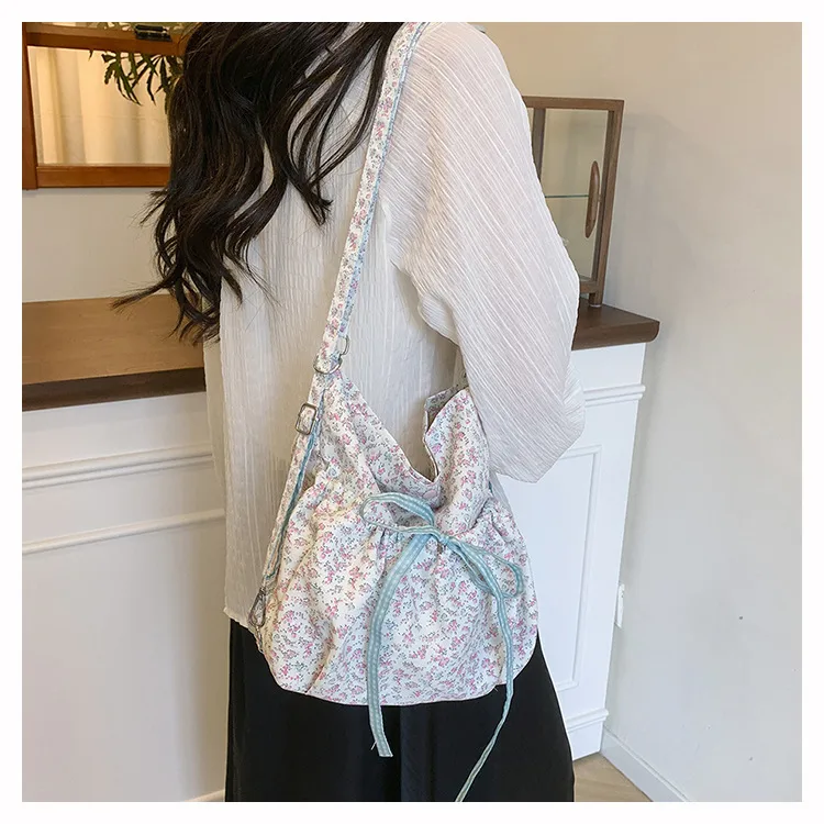 New Style Large Capacity Floral Bucket Bag Women's Handbag Commuter Tote Crossbody Bag Nylon Material Street Style Fashion display picture 4