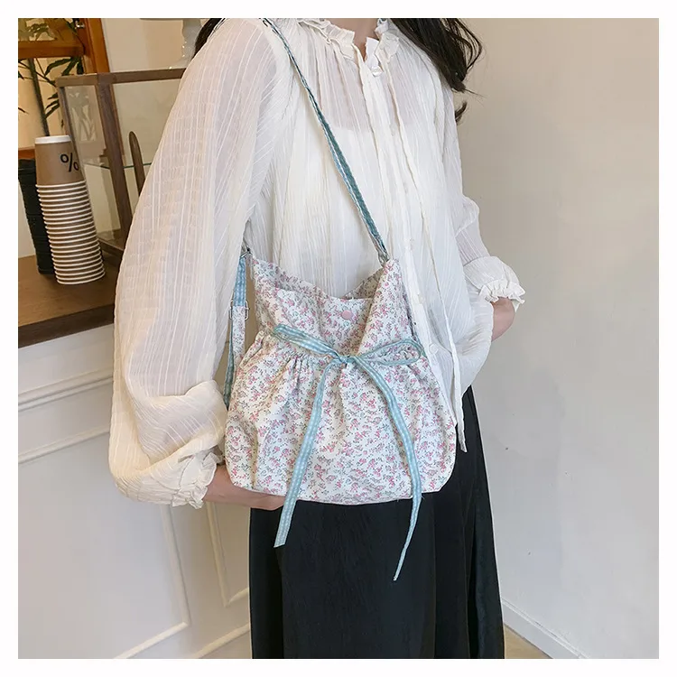 New Style Large Capacity Floral Bucket Bag Women's Handbag Commuter Tote Crossbody Bag Nylon Material Street Style Fashion display picture 5