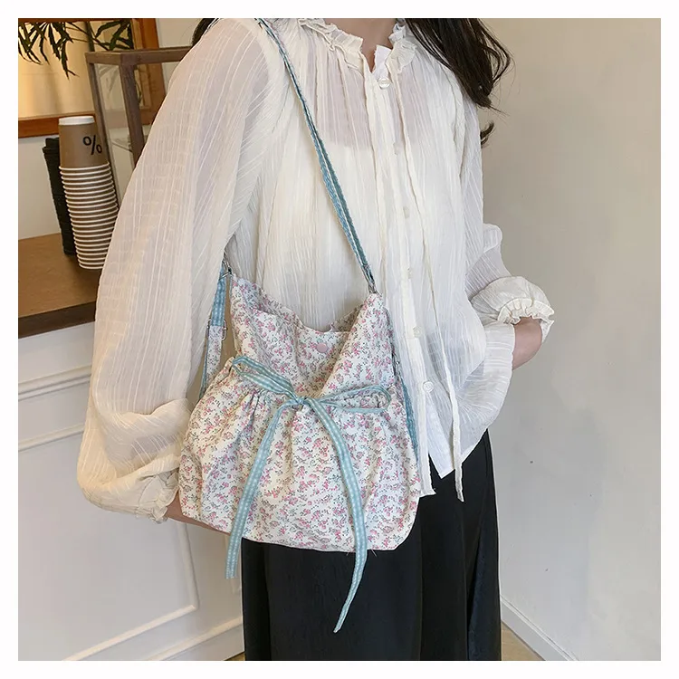 New Style Large Capacity Floral Bucket Bag Women's Handbag Commuter Tote Crossbody Bag Nylon Material Street Style Fashion display picture 6