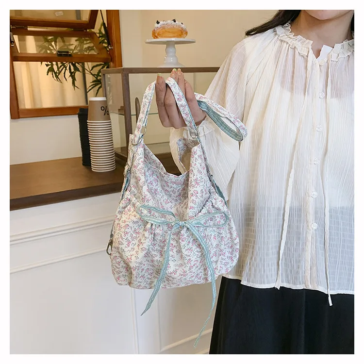 New Style Large Capacity Floral Bucket Bag Women's Handbag Commuter Tote Crossbody Bag Nylon Material Street Style Fashion display picture 7
