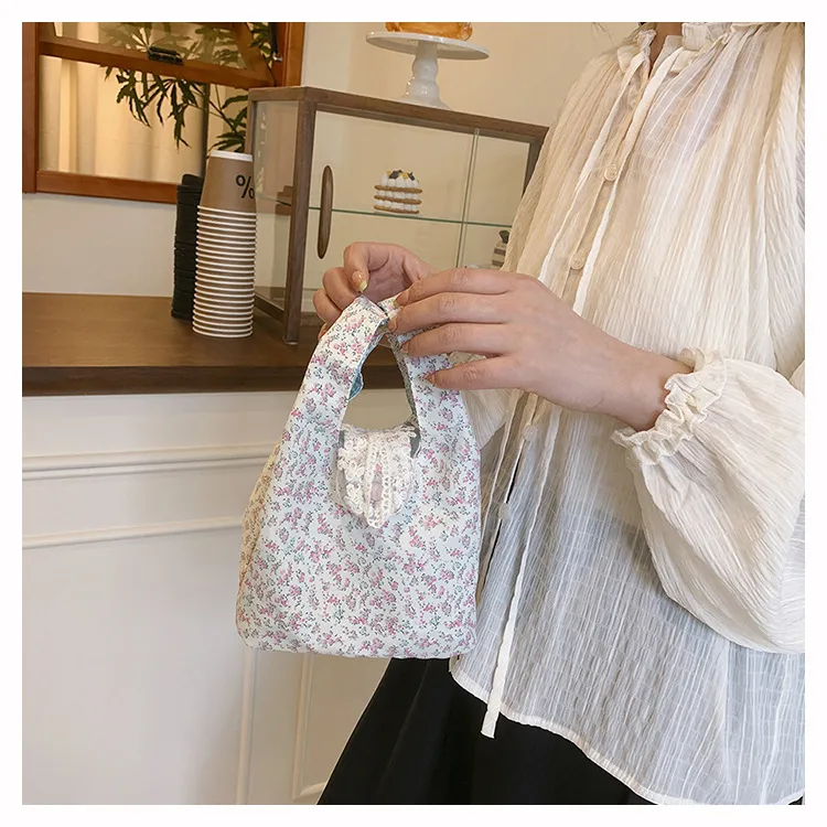 New Style Large Capacity Floral Bucket Bag Women's Handbag Commuter Tote Crossbody Bag Nylon Material Street Style Fashion display picture 8