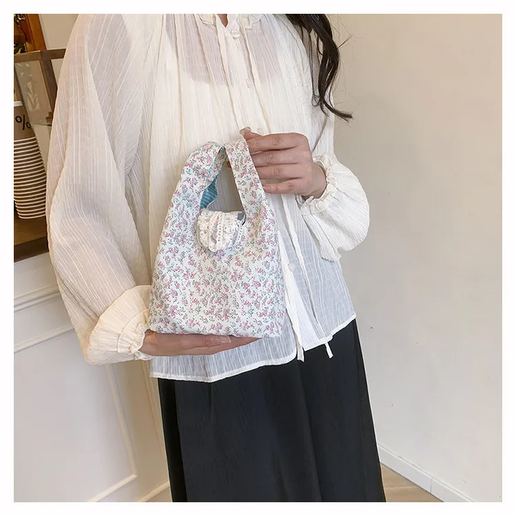 New Style Large Capacity Floral Bucket Bag Women's Handbag Commuter Tote Crossbody Bag Nylon Material Street Style Fashion display picture 11