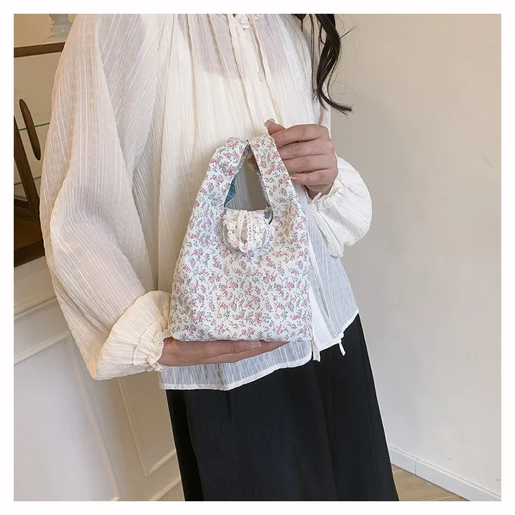 New Style Large Capacity Floral Bucket Bag Women's Handbag Commuter Tote Crossbody Bag Nylon Material Street Style Fashion display picture 12