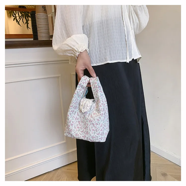 New Style Large Capacity Floral Bucket Bag Women's Handbag Commuter Tote Crossbody Bag Nylon Material Street Style Fashion display picture 13