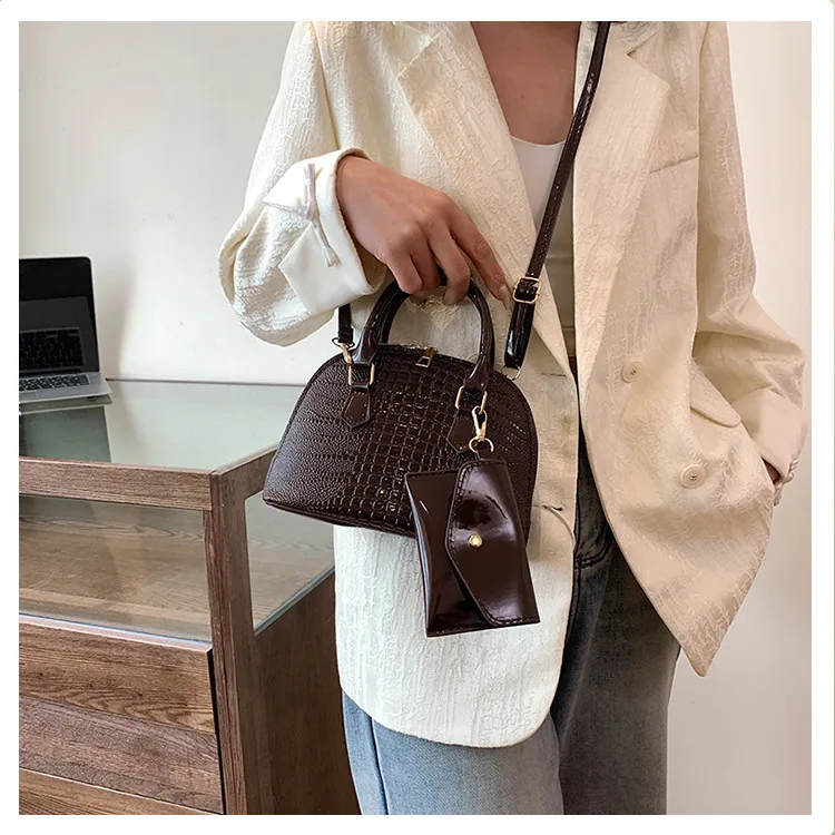 Elegant Shell-Shaped Handbag Women's Crossbody Shoulder Bag  Spring Crocodile Pattern High Quality Textured Mother And Child Bag display picture 5