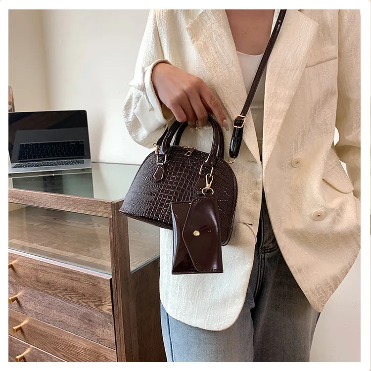 Elegant Shell-Shaped Handbag Women's Crossbody Shoulder Bag  Spring Crocodile Pattern High Quality Textured Mother And Child Bag display picture 6