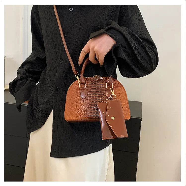 Elegant Shell-Shaped Handbag Women's Crossbody Shoulder Bag  Spring Crocodile Pattern High Quality Textured Mother And Child Bag display picture 8