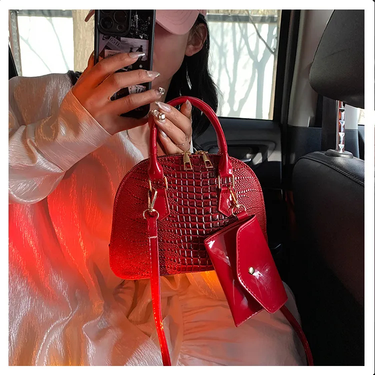 Elegant Shell-Shaped Handbag Women's Crossbody Shoulder Bag  Spring Crocodile Pattern High Quality Textured Mother And Child Bag display picture 12