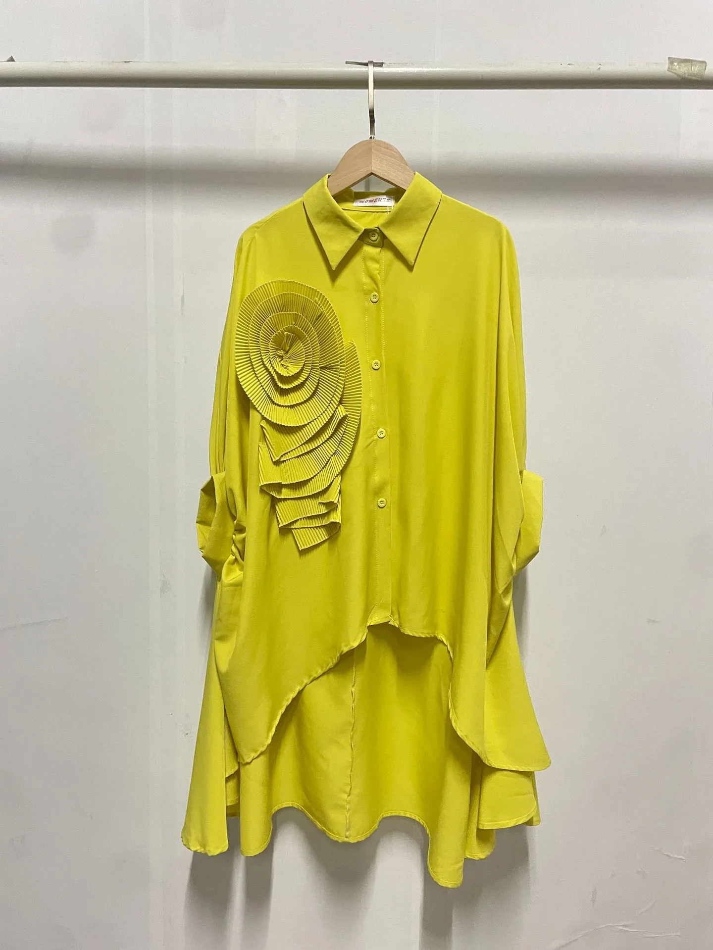 Fashion New Style Polo Collar Loose-Fitting Women's Shirt Autumn 3D Flower Design Asymmetric Hem Draping Effect Design Top display picture 2