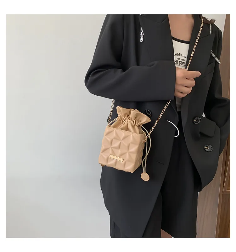 Fashion Retro Summer Women's Cross-Body Bag Fashion Casual Shoulder Bag Beautiful Fashion Handbag Square Magnetic Snap display picture 3