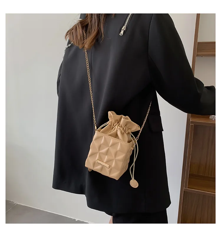 Fashion Retro Summer Women's Cross-Body Bag Fashion Casual Shoulder Bag Beautiful Fashion Handbag Square Magnetic Snap display picture 4
